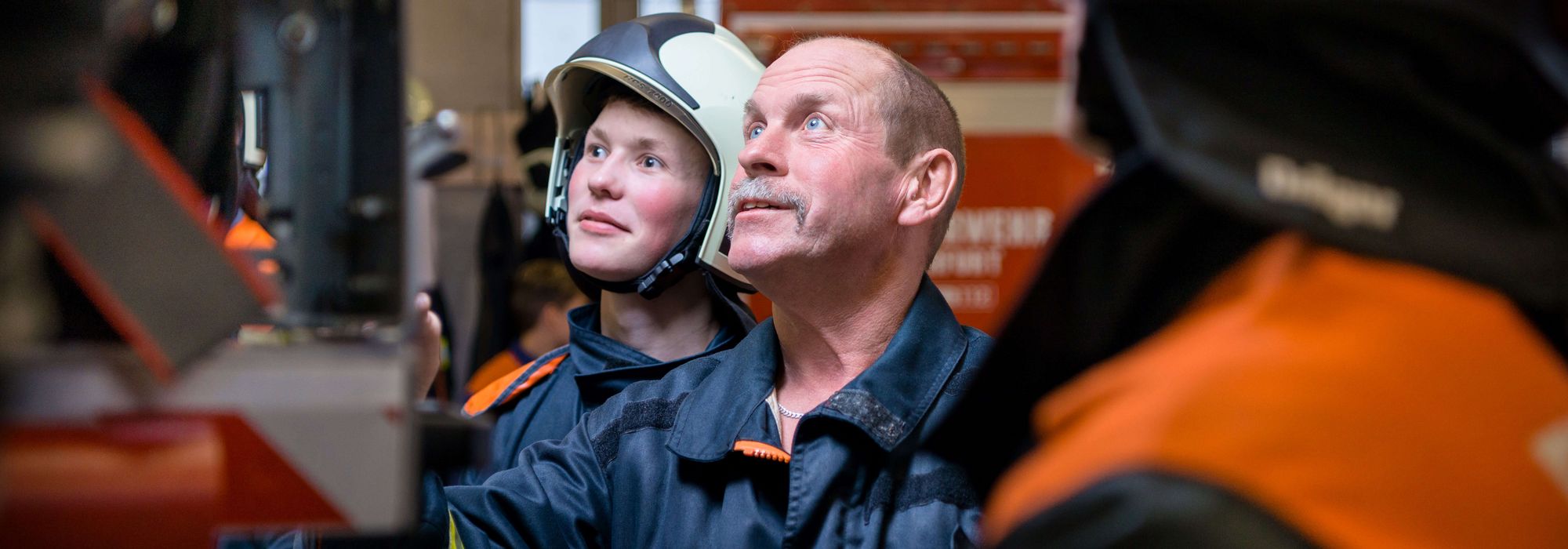 Zwei Kameraden der Feuerwehr bestaunen begeistert die Technik.